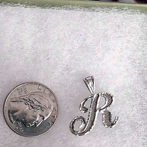 Sterling silver initial R pendant - Picture 2 of 3